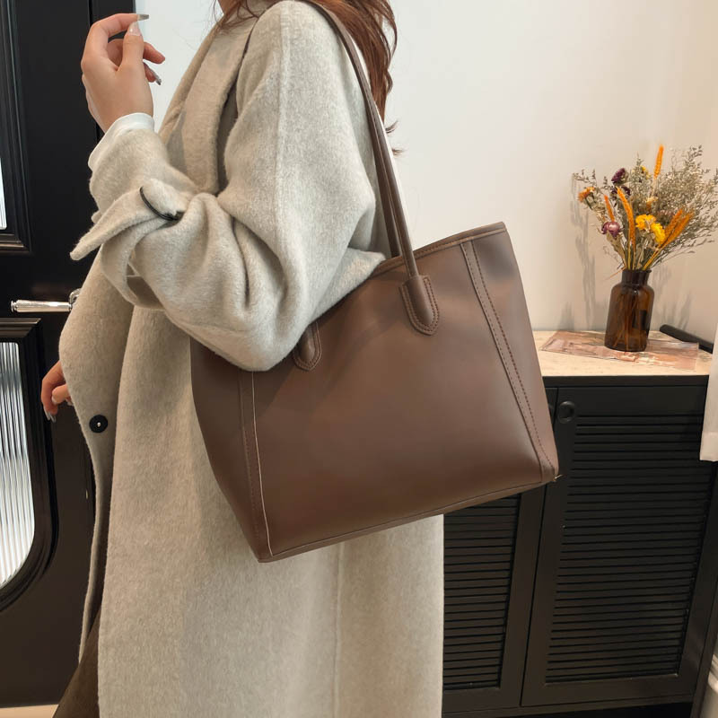 Retro large-capacity women's bag, new winter 2024 trendy Korean-style versatile tote bag, fashionable single-shoulder commuter bag details Picture