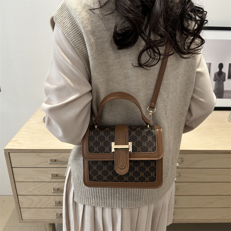 2025 New style fashionable and simple single-shoulder bag, retro and trendy, personalized printed hand-held commuter crossbody bag for women details Picture