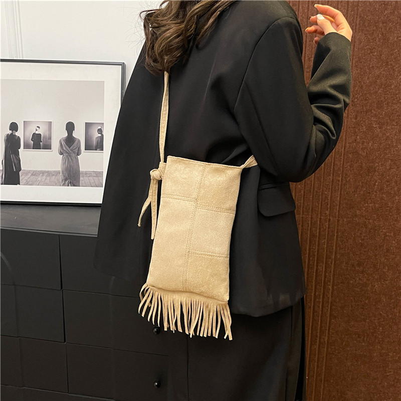 Retro winter versatile fringed mobile phone bucket bag, women's single-shoulder laid-back large-capacity commuter bag, new crossbody bag details Picture