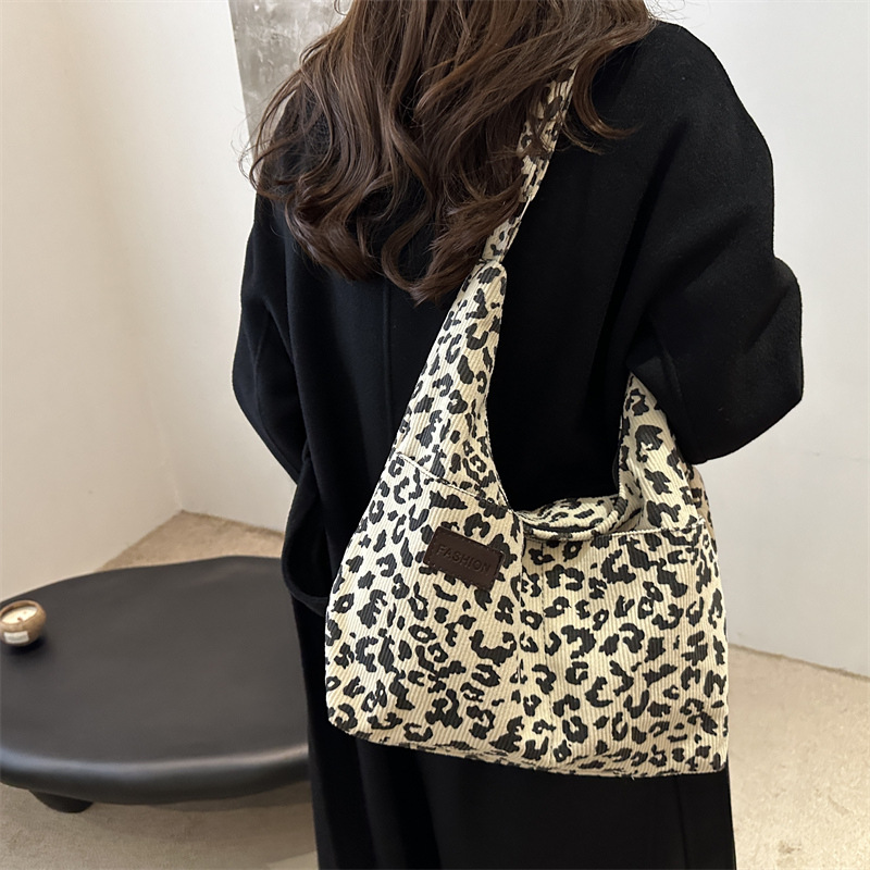 A new leopard print fashionable tote bag, a casual and personalized large-capacity single-shoulder bag, a retro soft-faced crossbody bag for spring 2025 details Picture
