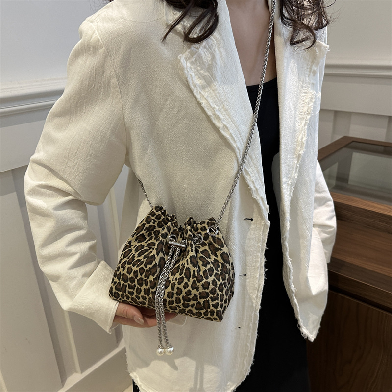 2025 New leopard print trendy and simple single-shoulder bag, simple and casual commuting bucket bag, simple and fashionable crossbody women's bag Specification drawing
