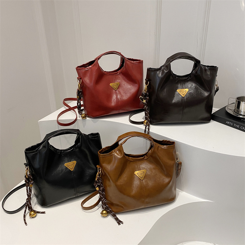 This year's retro style 2025 spring new collection features a unique aesthetic design, solid color, large capacity, single-shoulder crossbody handbag for women Application Scenario