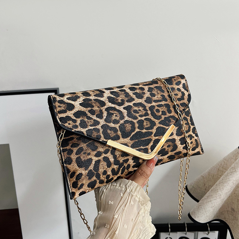 A new leopard print women's crossbody bag from Europe and America 2025, with a simple and versatile texture and a fashionable chain bag full figure