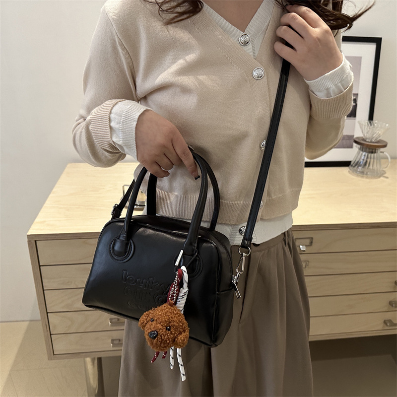 A new style of elegant casual bag for women in 2025, featuring a fashionable and simple style, is a casual hand-held shoulder bag and a crossbody bag Specification drawing