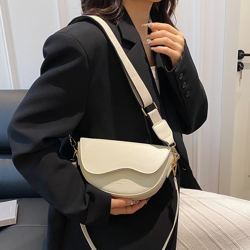 A stylish, retro and versatile crossbody bag for women in 2024, featuring a single shoulder and a saddle bag under the armpits details Picture