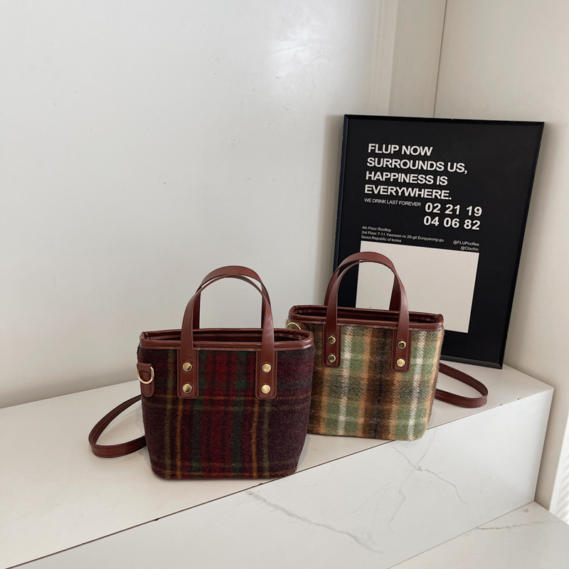 New 2024 stylish checkered handbag, single-shoulder underarm bag, women's large-capacity commuter tote bag Application Scenario