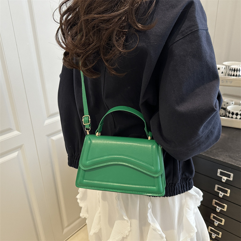 A fresh and simple square bag for spring 2025, a fashionable single-shoulder bag, a solid color handbag, and a crossbody bag Specification drawing