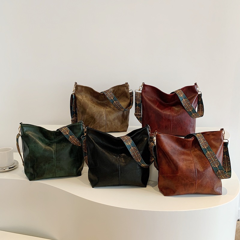 Stylish and high-quality, large-capacity 2024 retro wide shoulder strap, fashionable and casual commuting single-shoulder crossbody tote bag Application Scenario