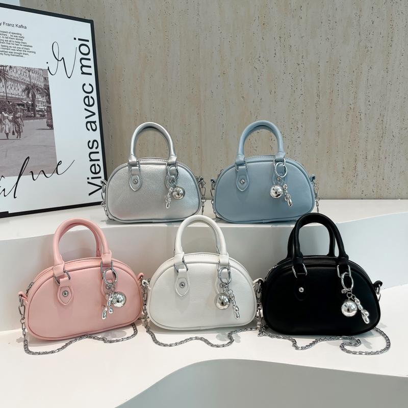High-end and niche 2024 new versatile single-shoulder crossbody women's bag, fashionable bowling underarm bag, stylish shell bag Application Scenario