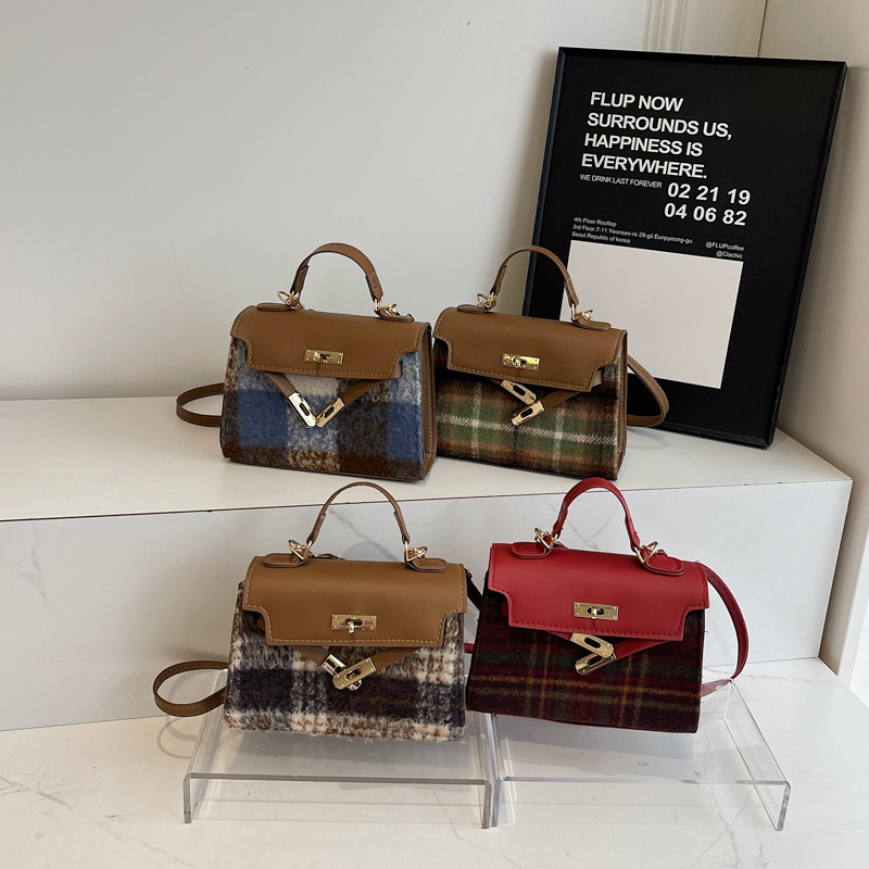 Fashionable Kelly bag, checkered casual small bag for women, 2024 new trendy and versatile ins handbag, single-shoulder crossbody bag Application Scenario