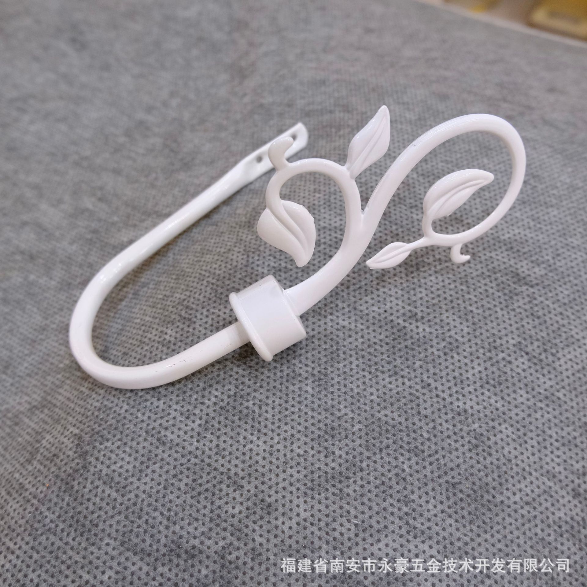 【 Yonghao Hardware 】 Cross-border supply factory direct sales of flower, vine, leaf, curved hooks, curtain hooks, wall hooks and wall hooks wholesale Application Scenario