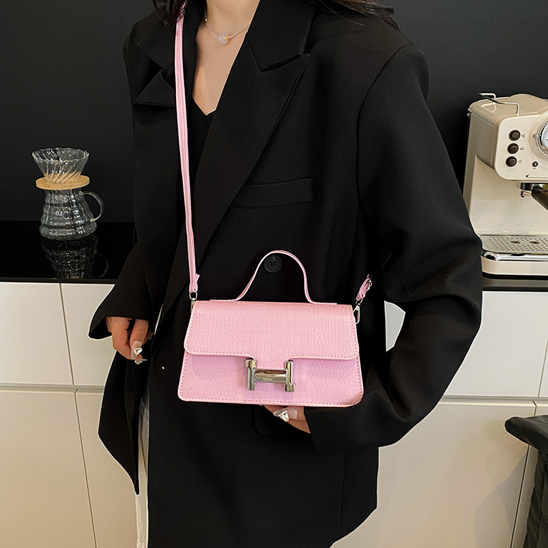 A simple and fashionable single-shoulder crossbody bag for spring 2025, a trendy and casual small square bag. This year, niche handbags are in vogue details Picture
