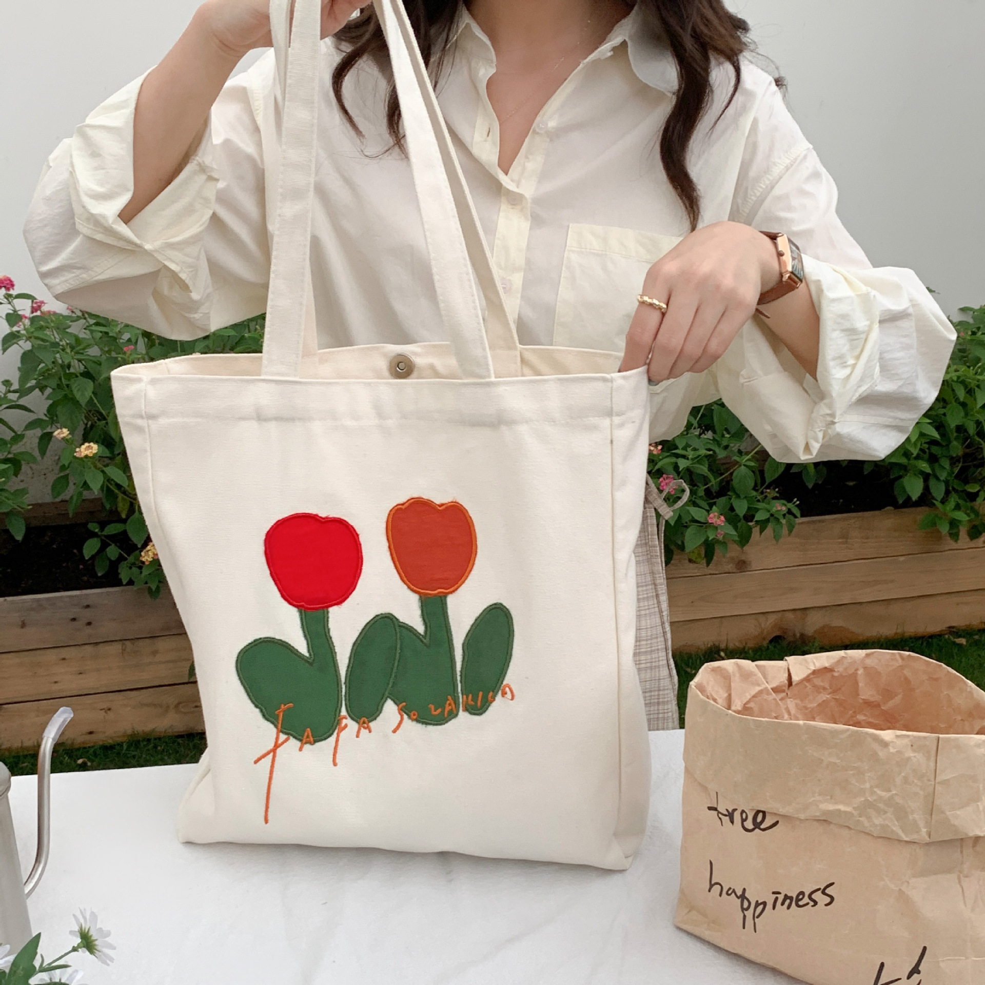 24162 Embroidered tulip large-capacity tote bag, canvas bag, student shopping bag, women's casual single-shoulder bag Application Scenario