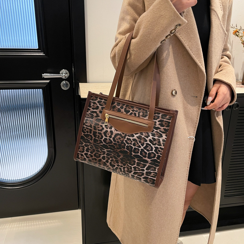 ins leopard print large-capacity women's bag 2024 New style versatile commuter tote bag, commuter quality single-shoulder crossbody bag Application Scenario
