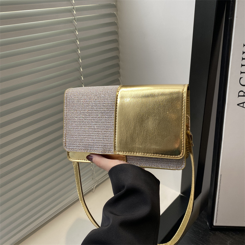 The new spring and summer style of the simple design and bright bread bag is simple and fashionable. It is a small square bag for women to carry diagonally on one shoulder full figure