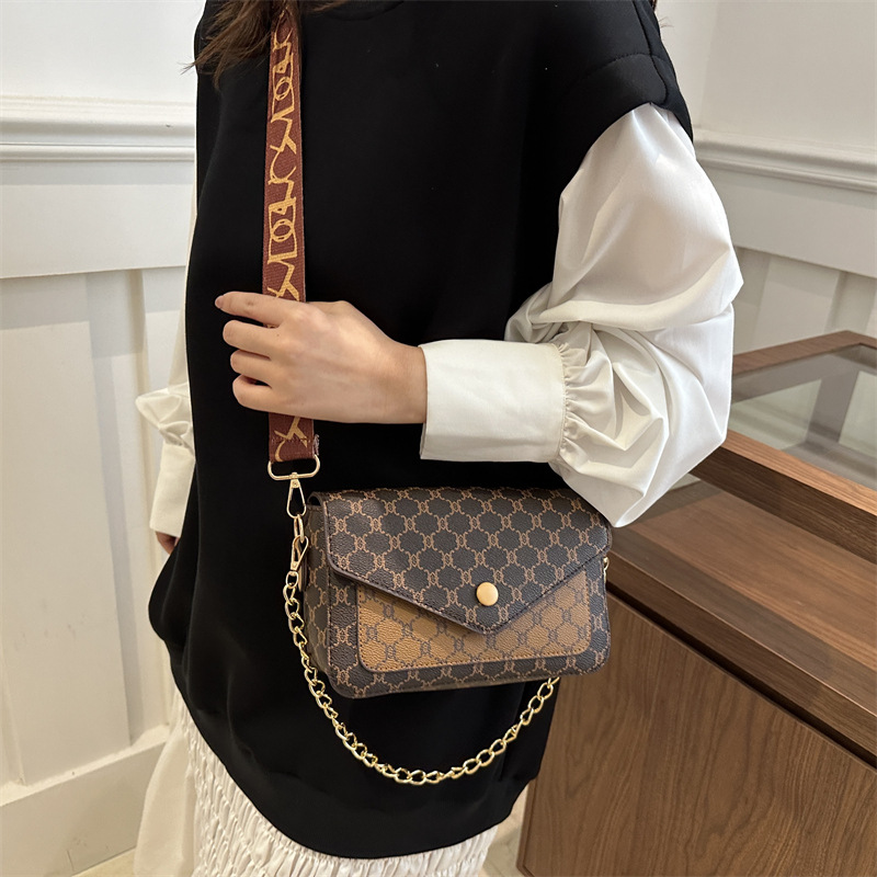 The 2024 new French minimalist single-shoulder crossbody small square bag features a fashionable, elegant, individualistic, retro and niche design for commuting Specification drawing