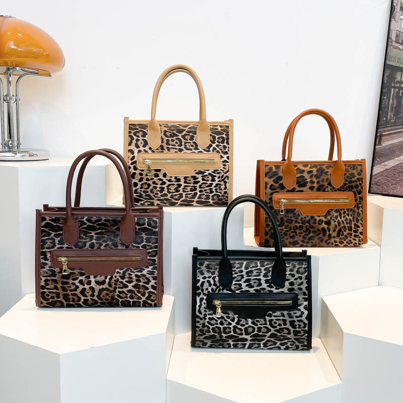 Cross-border women's 2024 Winter New trendy retro leopard print commuter tote bag, large-capacity casual underarm bag Application Scenario