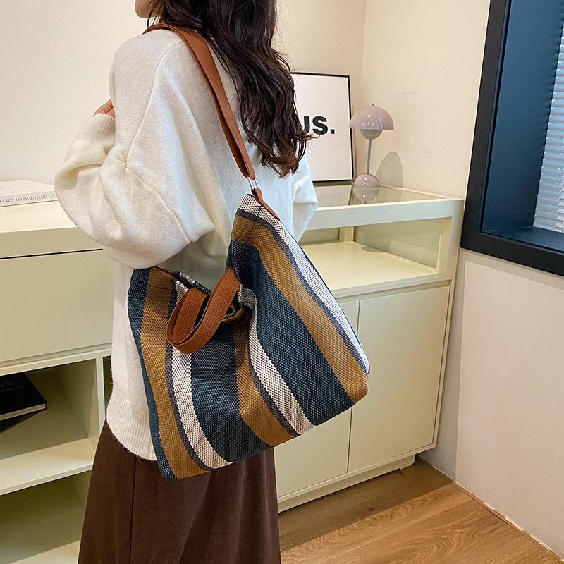 A casual striped, simple and large-capacity bag for women, a new autumn/winter 2024 trendy and fashionable ins nylon single-shoulder tote bag details Picture