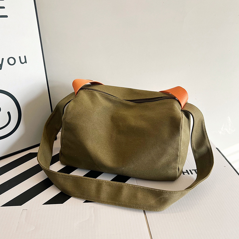 The new corduroy fashionable, versatile, simple and large-capacity handbag is a single-shoulder crossbody bag for daily commuters full figure
