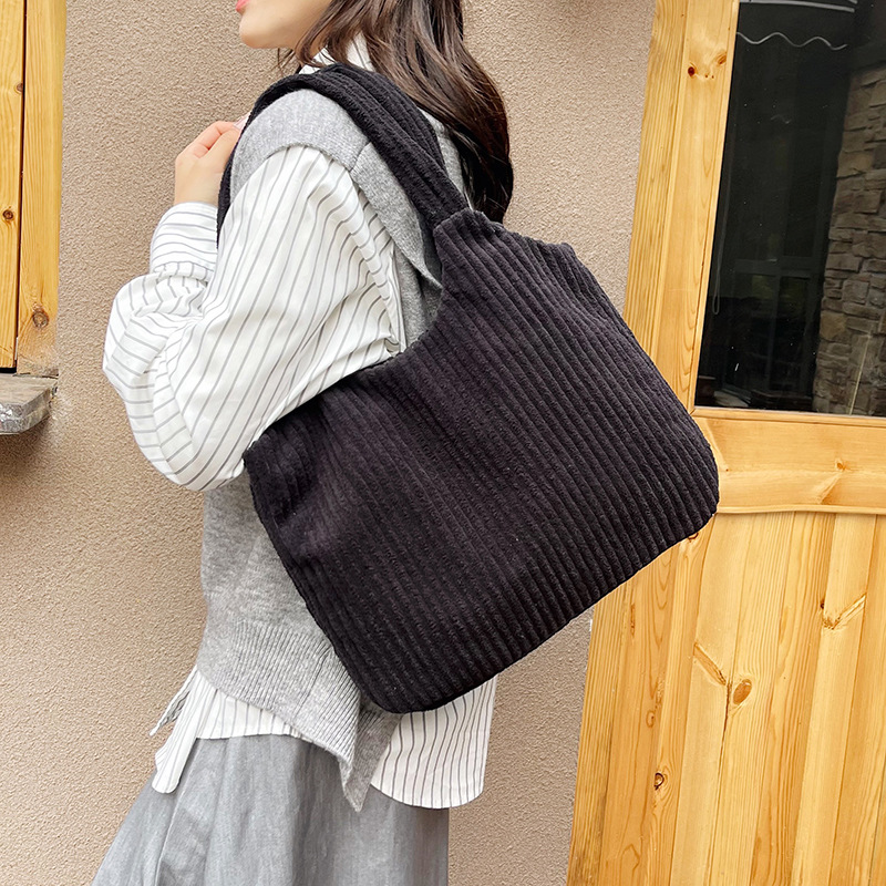 A new 2024 casual single-shoulder handbag for women, featuring a solid color corduroy and a large capacity in a retro style details Picture