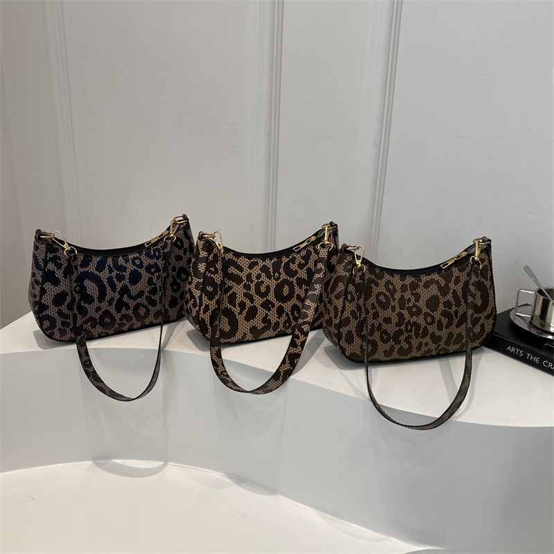 2024 New trendy winter minimalist leopard print single-shoulder underarm bag, fashionable crossbody small bag, casual printed women's bag Application Scenario