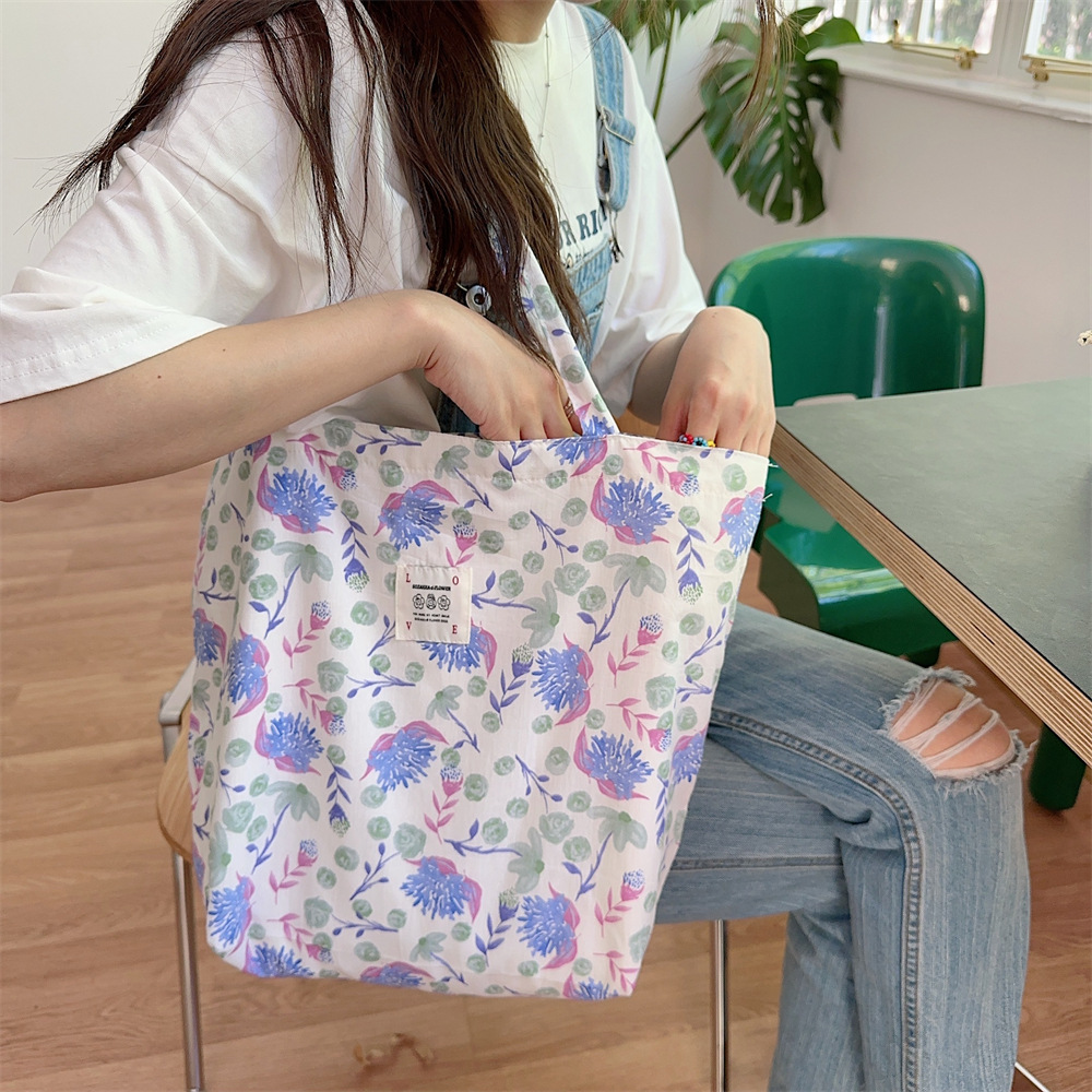 26101 Canvas bag, a floral fabric bag for female college students' classes, a cute large-capacity commuting bag, a single-shoulder handbag full figure
