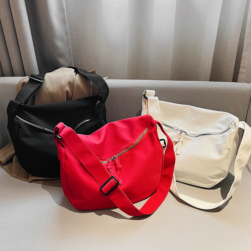 A large-capacity trendy bag for women, a new 2024 stylish single-shoulder simple crossbody casual commuting tote bag Application Scenario