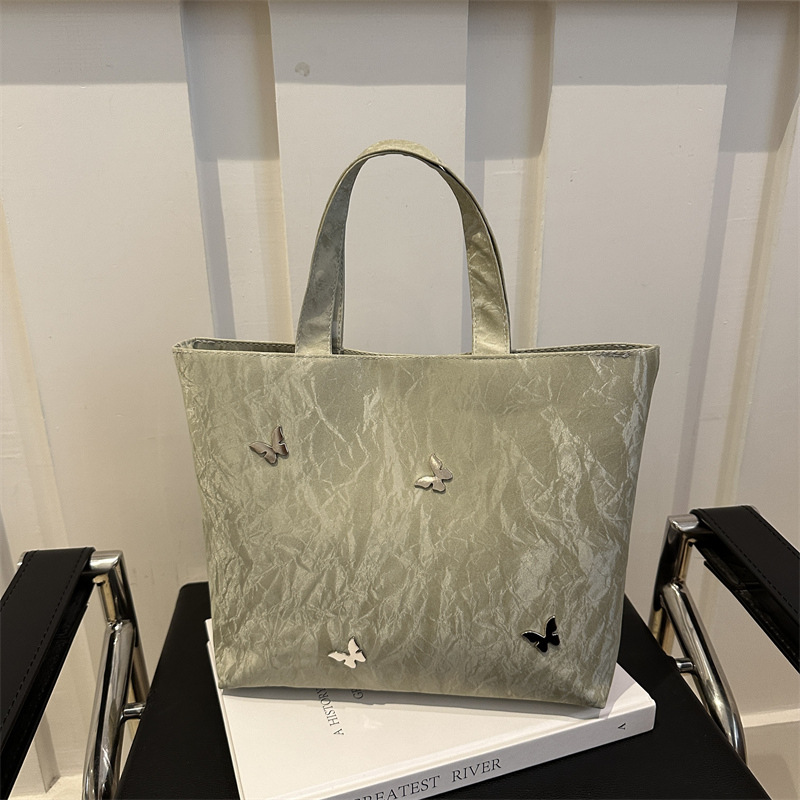 This year, large-capacity commuter bags are in fashion. The 2024 new stylish bow single-shoulder women's bag is a versatile tote bag full figure