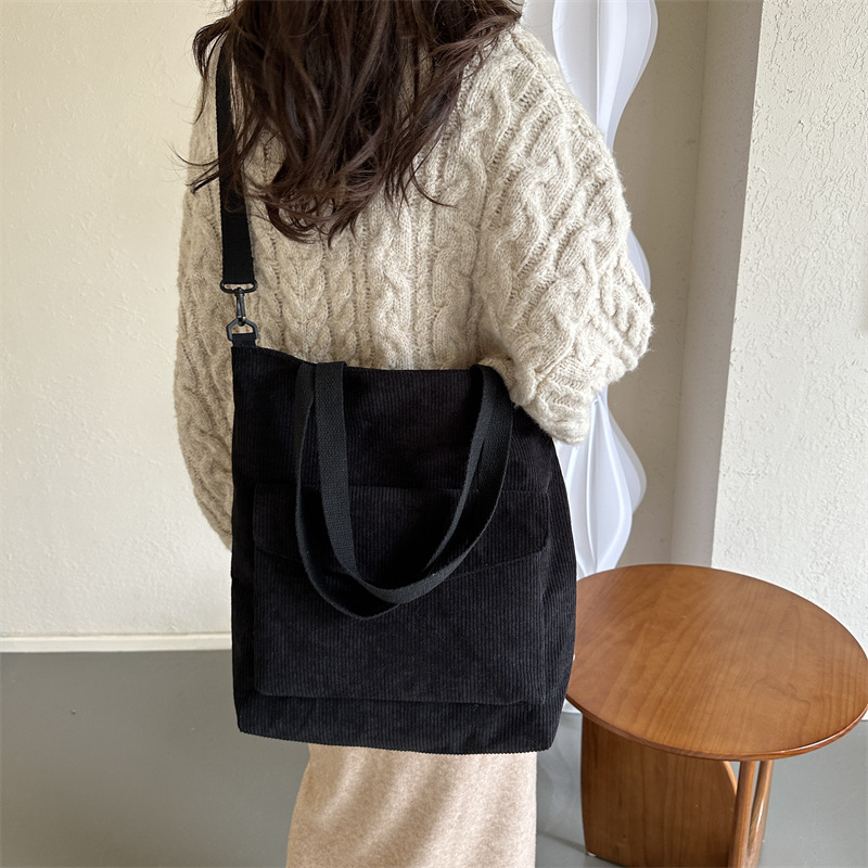 The 2025 new style of stylish and elegant design, single-shoulder crossbody, solid color retro zipper underarm textured tote bag details Picture