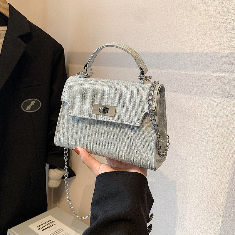The cross-border hand-held Kelly bag is a new, laid-back, niche and fashionable crossbody bag for ladies. It is a versatile single-shoulder bag full figure