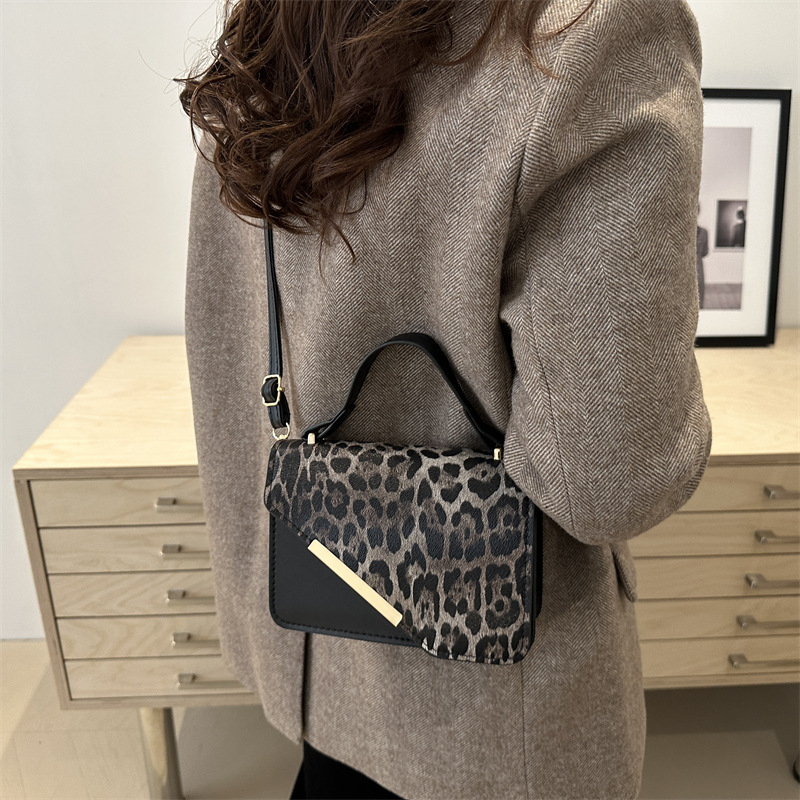 Personalized spliced design, leopard print contrasting color, new Spring 2025 casual and fashionable handbag, shoulder and crossbody small square bag for women Specification drawing