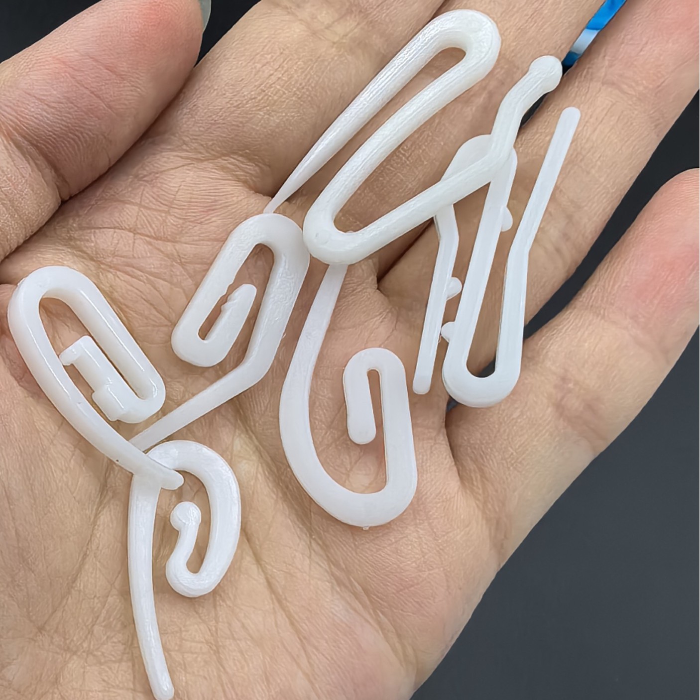 Wholesale snake-shaped curtain special small hook, hanging wheel, curtain plastic hook, slider, bean sprout tip hook, fabric belt hook, accessories and auxiliary materials Application Scenario