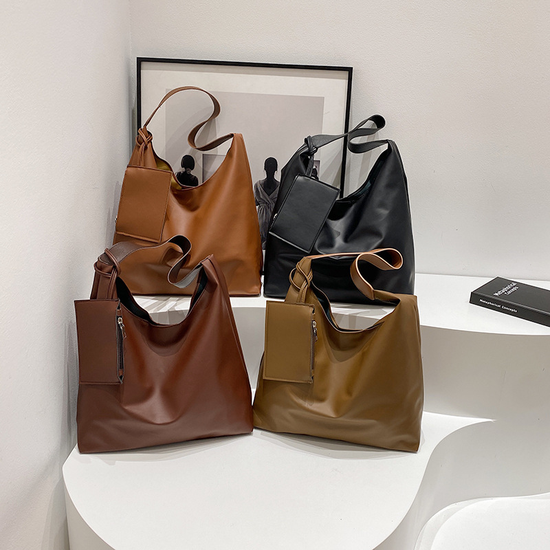 New trendy and fashionable single-shoulder crossbody bag for women, simple and casual large-capacity commuter tote bag Application Scenario