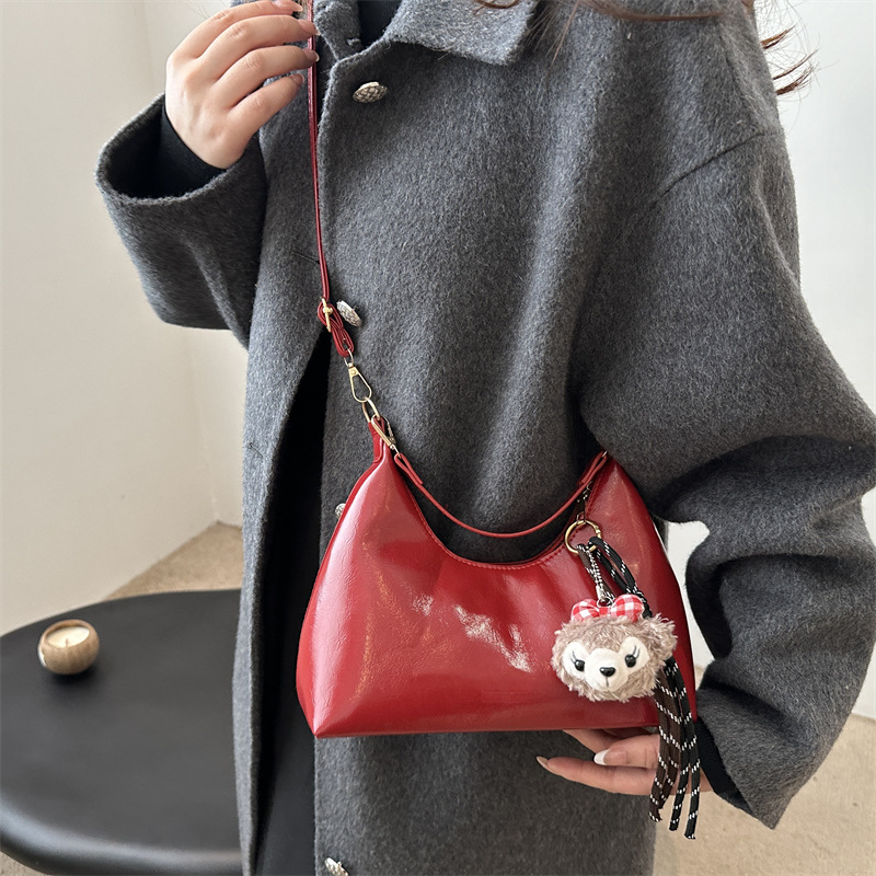 This 2024 winter Korean-style, elegant and simple single-shoulder crossbody bag features a unique, retro, fashionable and niche design. It is a crescent-shaped bag under the armpits details Picture