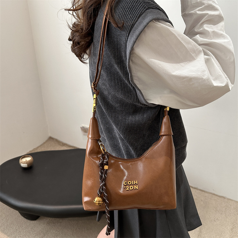 The 2025 new retro, unique and stylish crescent-shaped underarm bag features a niche design and is a trendy single-shoulder crossbody bag for commuting details Picture