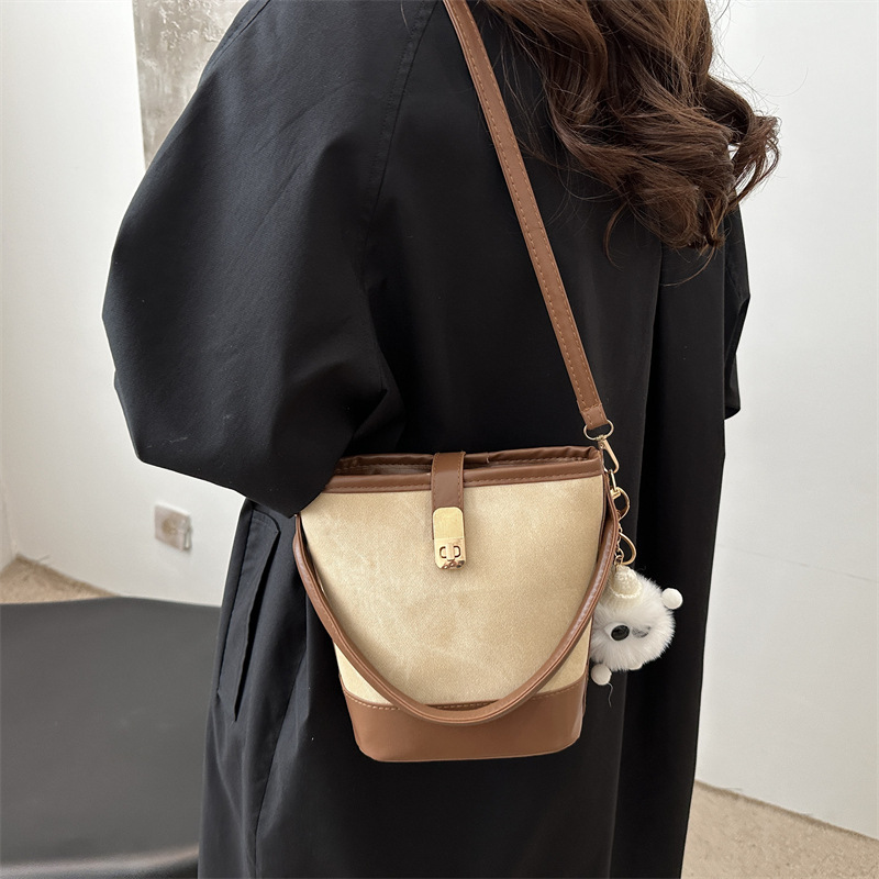 Personalized bucket bag, a unique winter design crossbody bag, a new style bag for women to carry to work in 2024 Specification drawing