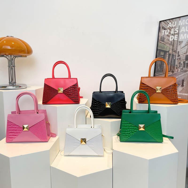 2024 New autumn fashion crocodile pattern handbag, embossed crossbody bag, European and American retro single-shoulder bag for women Application Scenario