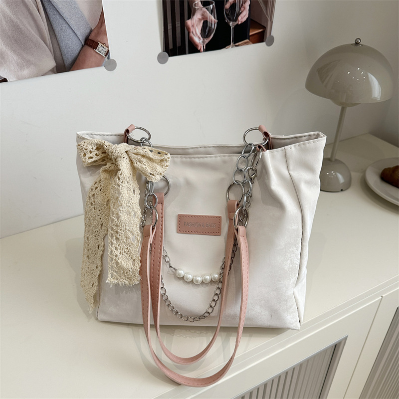 The new Korean version of the women's single-shoulder bag features a unique design and a high-end underarm bag. It is a fashionable and niche hand-held tote bag for women full figure