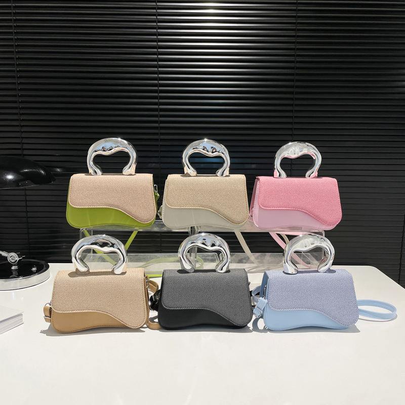 A new Spring/Summer 2025 color-blocking style, fresh and sweet, urban, elegant and fashionable, trendy and stylish, individualistic ins crossbody bag Application Scenario