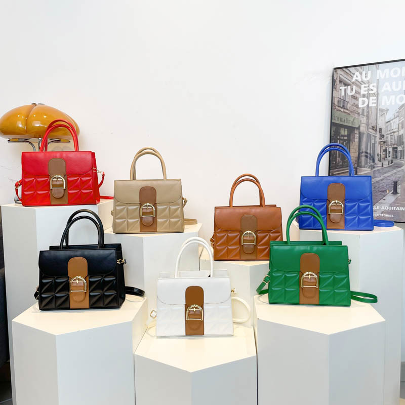 A new autumn/winter 2024 European and American retro fashion, simple and casual, versatile and trendy single-shoulder crossbody small square bag Application Scenario