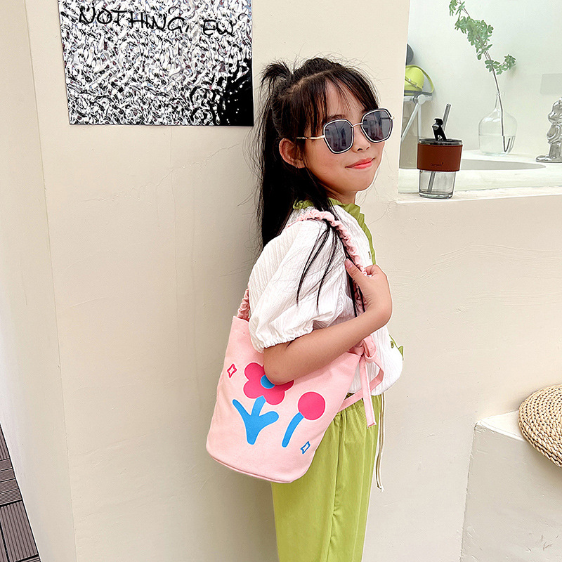 2022 Hand-held children's canvas bag with color printing, casual single-shoulder crossbody bag, outdoor snack bag for boys and girls Application Scenario