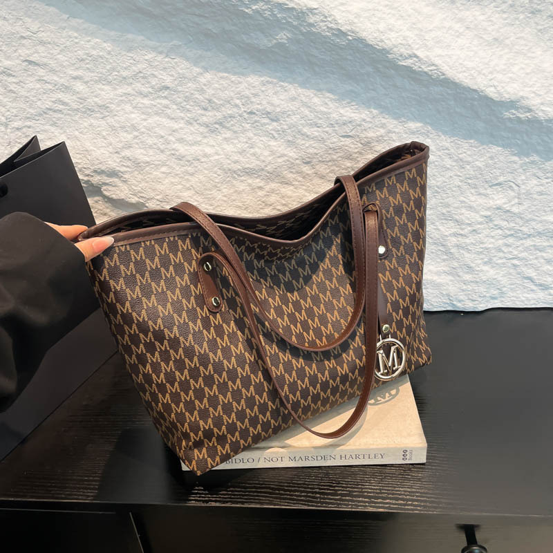 Niche women's bags, single-shoulder bags, large-capacity commuter bags, 2025 fashionable new large bags, personalized hand-held tote bags full figure