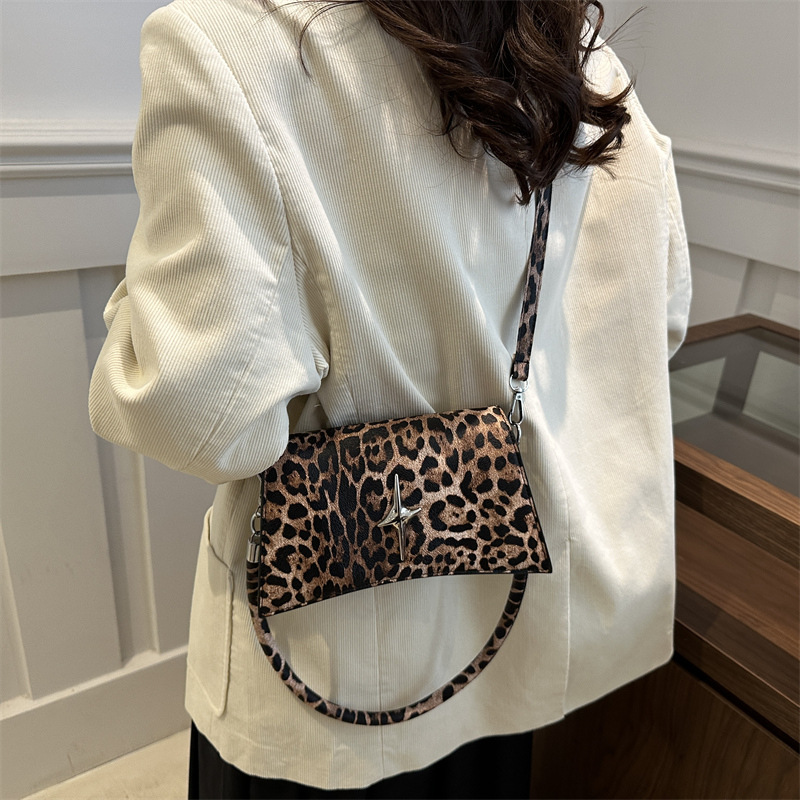 The new autumn 2024 collection features a fashionable and simple single-shoulder bag for women, a casual and simple crossbody bag, and a trendy Korean-style small square bag details Picture