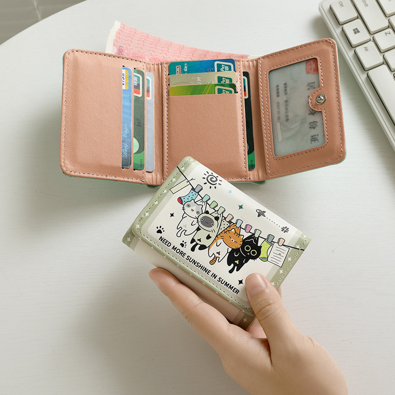 The new graffiti coin purse is cute and portable, with a large capacity. It is a mini student bag for girls and has a high level of appearance. It is a short ID small bag details Picture