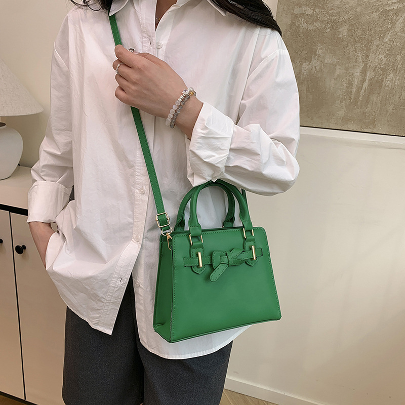The 2025 new spring style square bag with a high-end feel, a single-shoulder hand-carry crossbody bag, is a versatile and simple women's bag for casual daily use Specification drawing