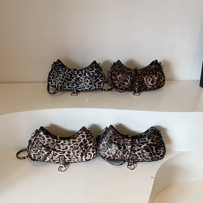Retro charm leopard print crescent moon bag 2024 Winter new style fashionable large-capacity casual commuting single-shoulder underarm women's bag Application Scenario