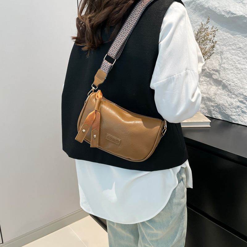 This year, Boston retro bags are popular. The new spring 2025 single-shoulder crossbody bag, versatile small bag, and commuting pillow bag Specification drawing
