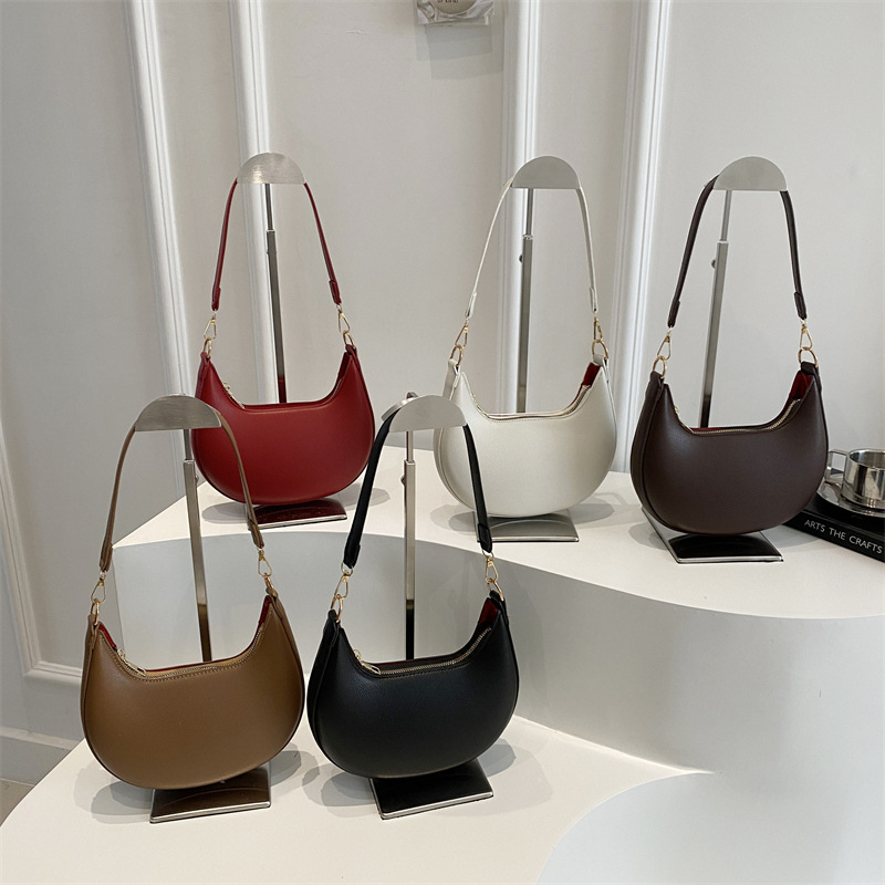 ins retro new style, fashionable and trendy, high-quality single-shoulder bag, comfortable hand-held crescent-shaped small bag, niche underarm bag Application Scenario