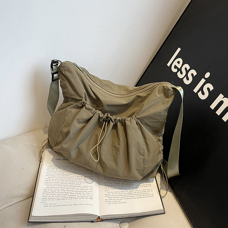 2024 New women's fashion and trendy pleated bag, large-capacity crossbody bag, canvas cross-border trendy casual single-shoulder bag full figure