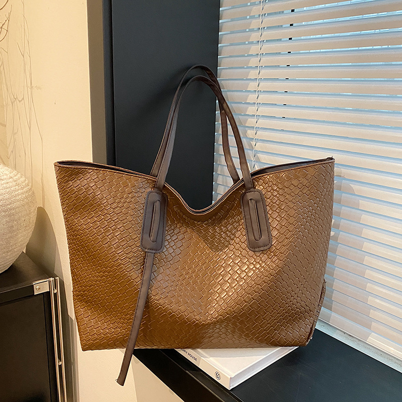 Simple and casual large-capacity women's 2024 new autumn retro fashion single-shoulder underarm bag, hand-held tote bag full figure